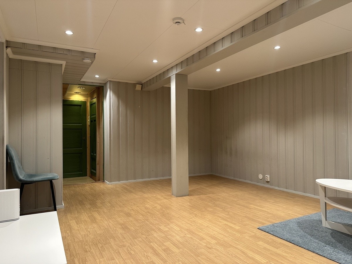 innerst i hjørnet er det ideelt med dobbeltseng, vegg kan settes opp Galleribilde