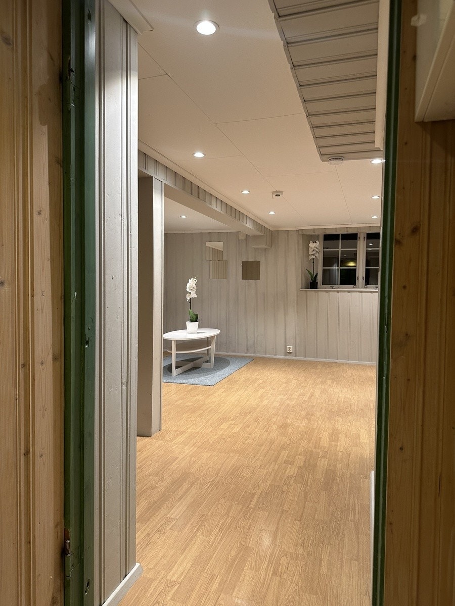 Stue/sov sett fra gang utenfor bad Galleribilde