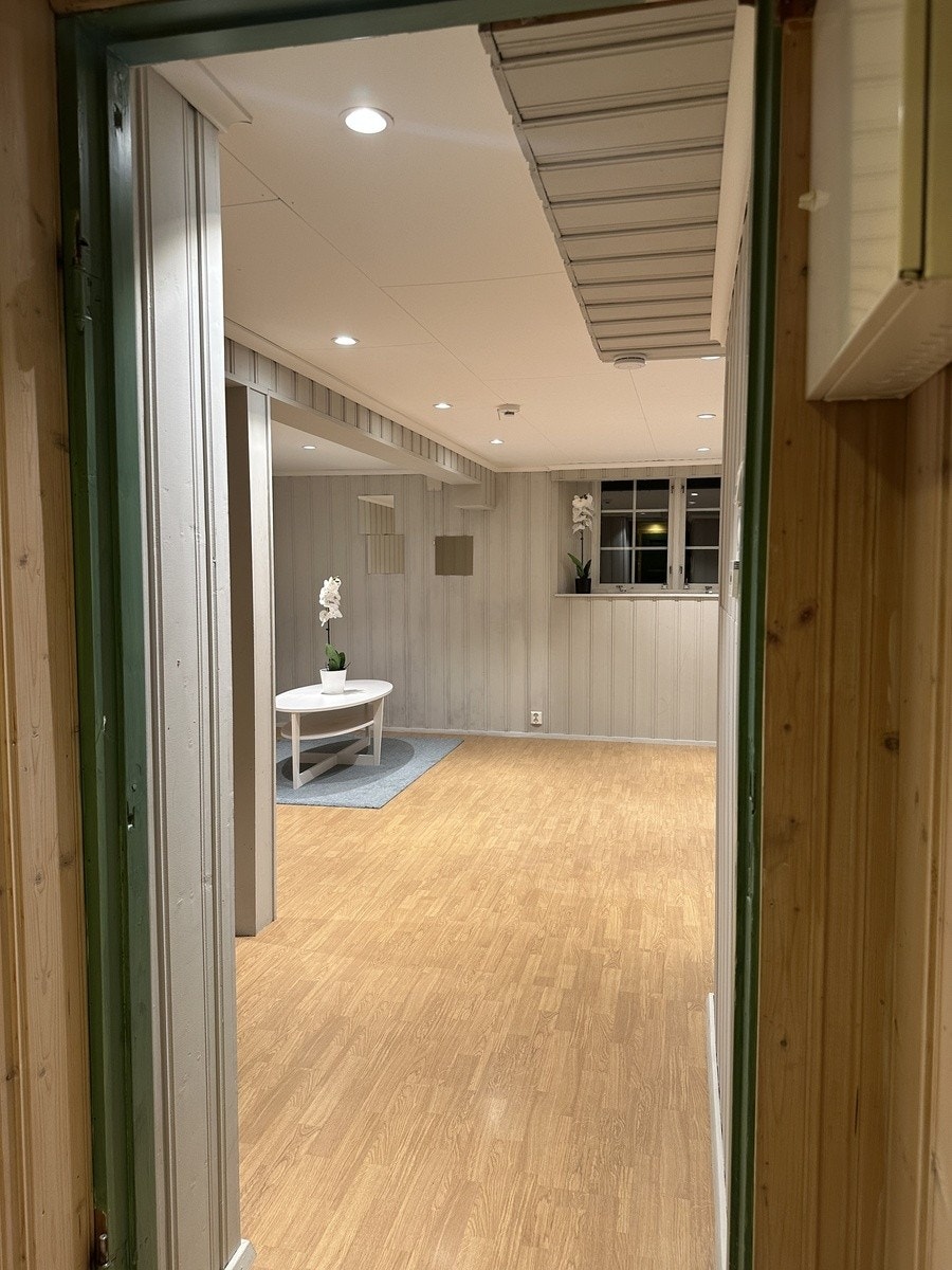 Stue sett fra gang utenfor bad Galleribilde