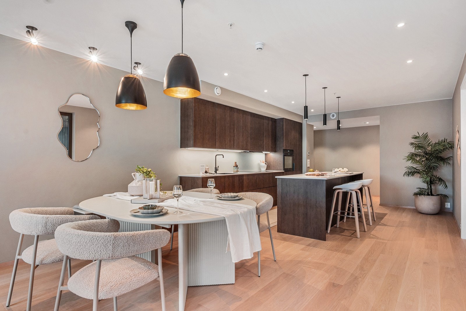 Over hele leiligheten er det installert smarte tekniske løsninger. Det elektriske anlegget er oppgradert betydelig, og VVS-arbeidet, maling og snekkerarbeid er utført med høy kvalitet og fokus på detaljer. Galleribilde