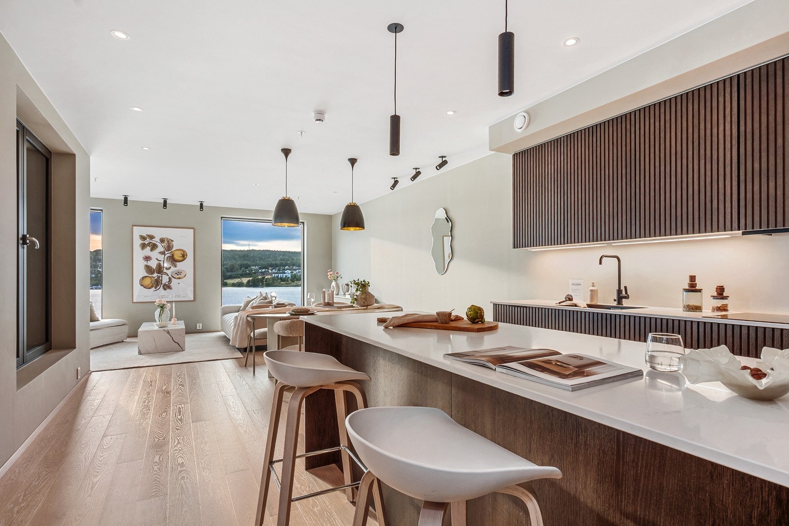 Innredningen på kjøkkenet er oppgradert og utvidet for å gi bedre plass og økt lagringskapasitet. Galleribilde