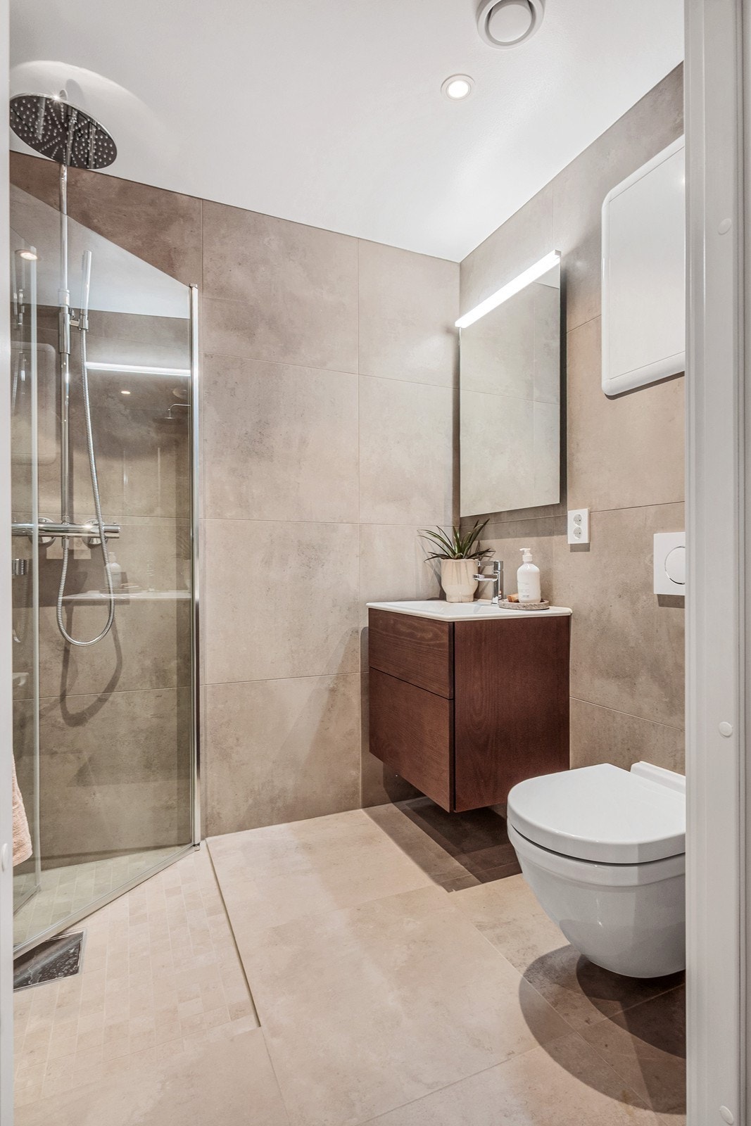 Boligen har to lekre og påkostede bad - ett tilknyttet entréen og ett som en suite til hovedsoverommet. Galleribilde