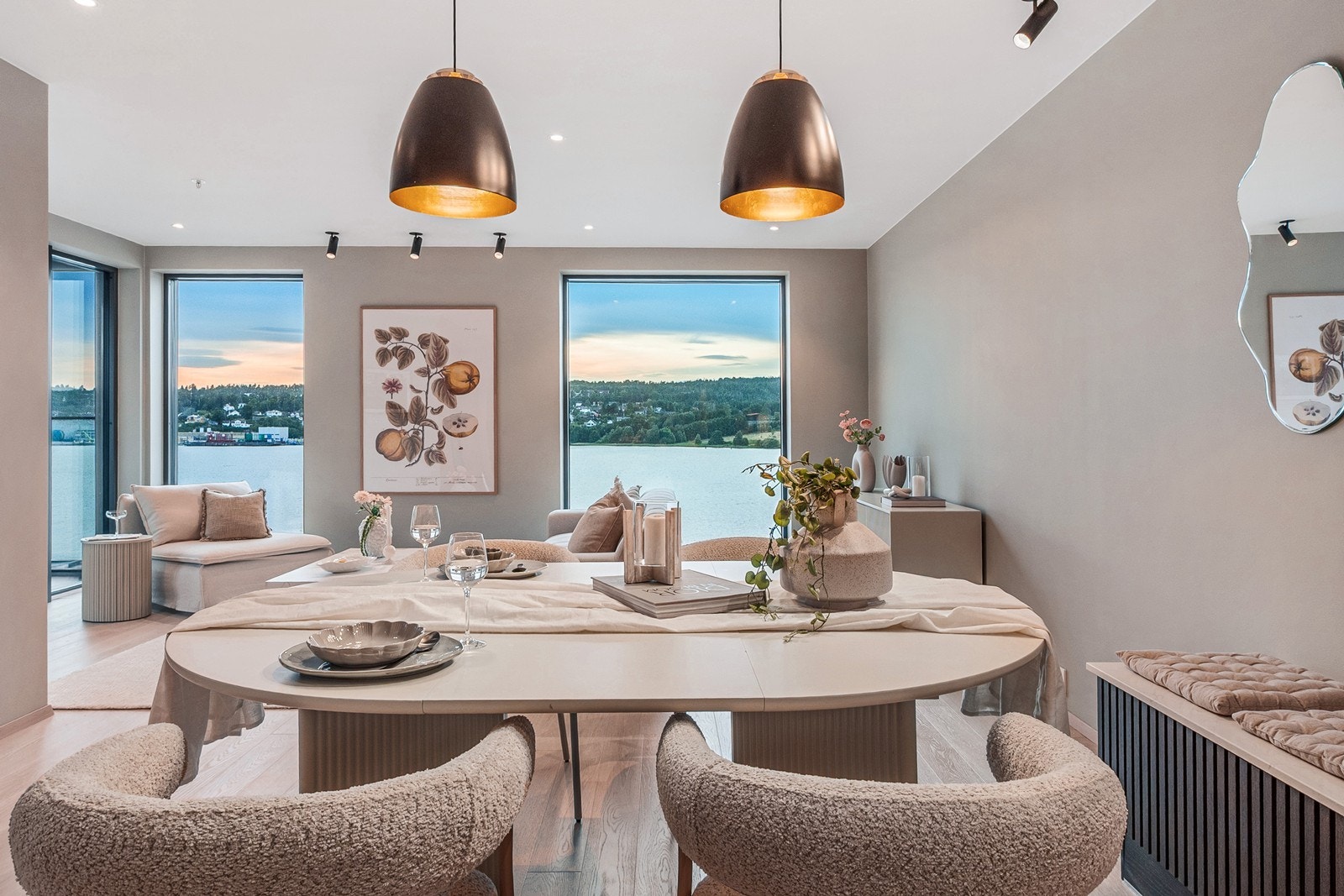 Her er det investert betydelig i tilvalg og kvalitetsmaterialer, med blant annet et lekkert kjøkken fra JKE Design, to påkostede bad, og gjennomgående smart belysning med dimmere i alle soner. Galleribilde