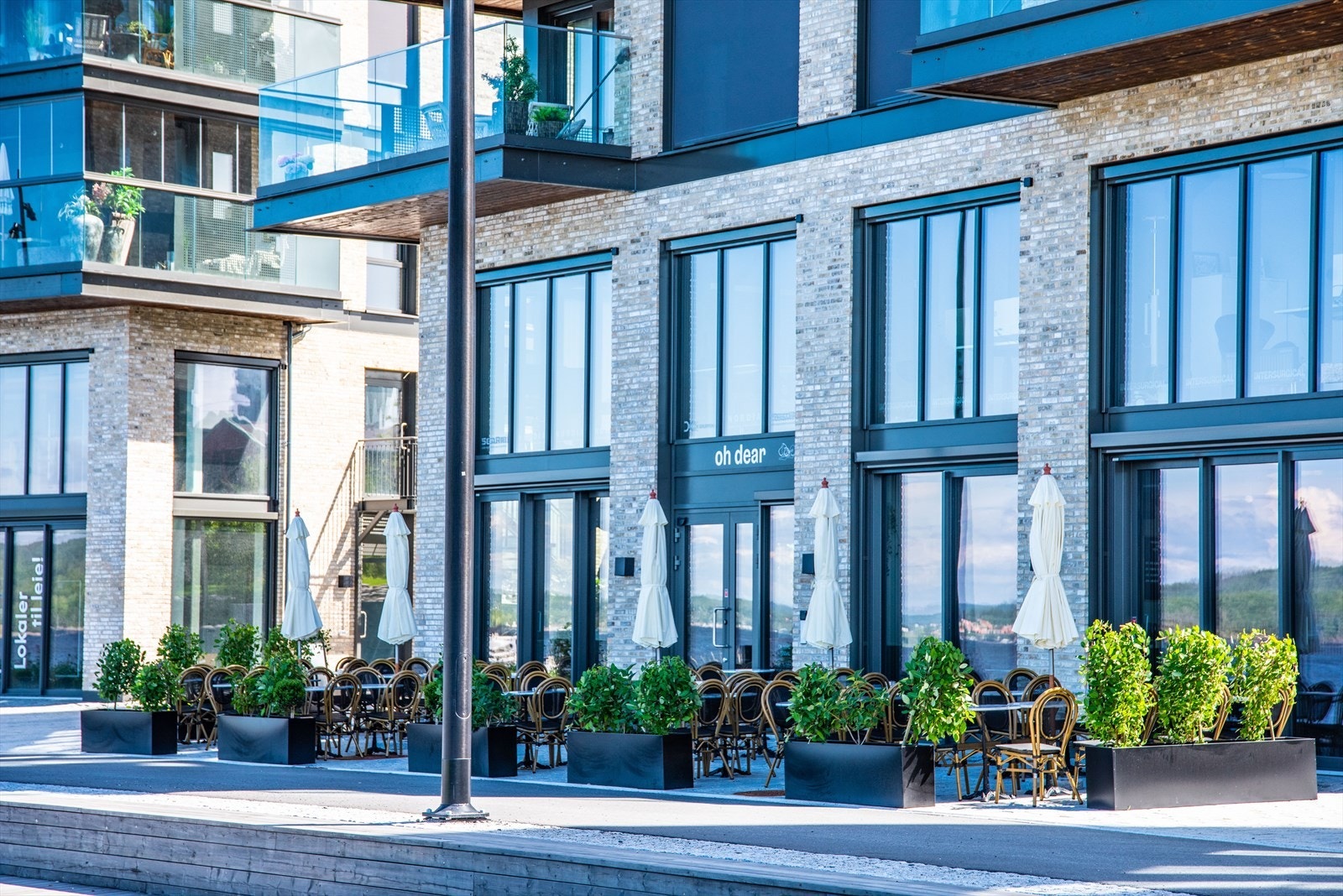 Vinbaren Oh Dear ligger like ved leiligheten, og byr på en New York-inspirert atmosfære. Her kan du nyte gode smaker både inne i lokalet og ute på den hyggelige uteserveringen. Galleribilde