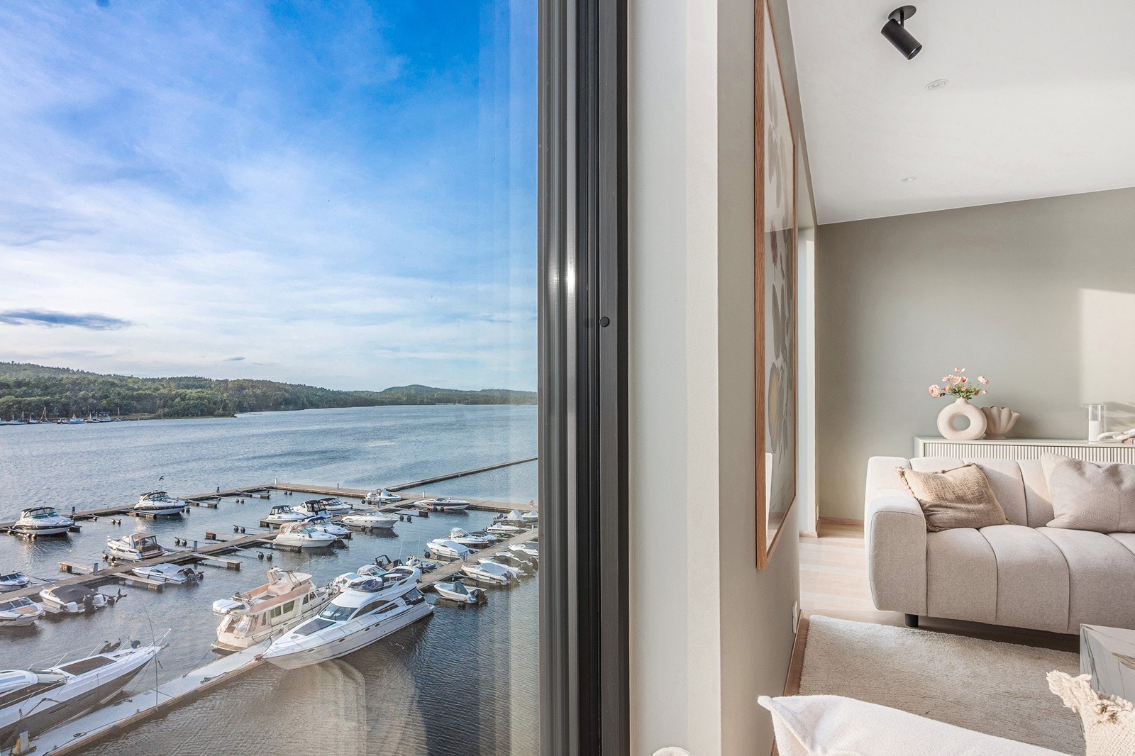 En eksklusiv og gjennomført 3-roms selveier beliggende rett ved vannkanten. Leiligheten ligger i front, vendt mot sydvest, og byr på gode solforhold gjennom hele dagen. Galleribilde