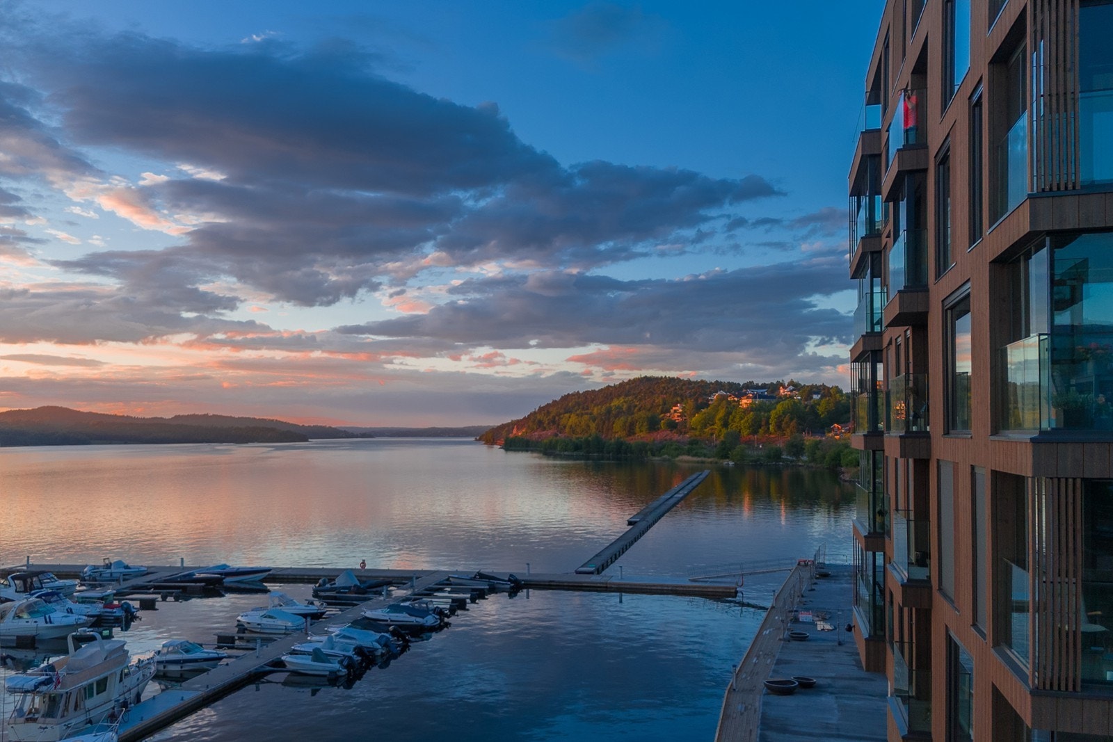 Med sjøen bare noen få skritt unna, har beboerne tilgang til flere bademuligheter - både fra sandstrand og bryggeanlegg. Promenaden langs vannet gir fine muligheter for spaserturer, og området legger til rette for en aktiv og strandnær livsstil. Galleribilde