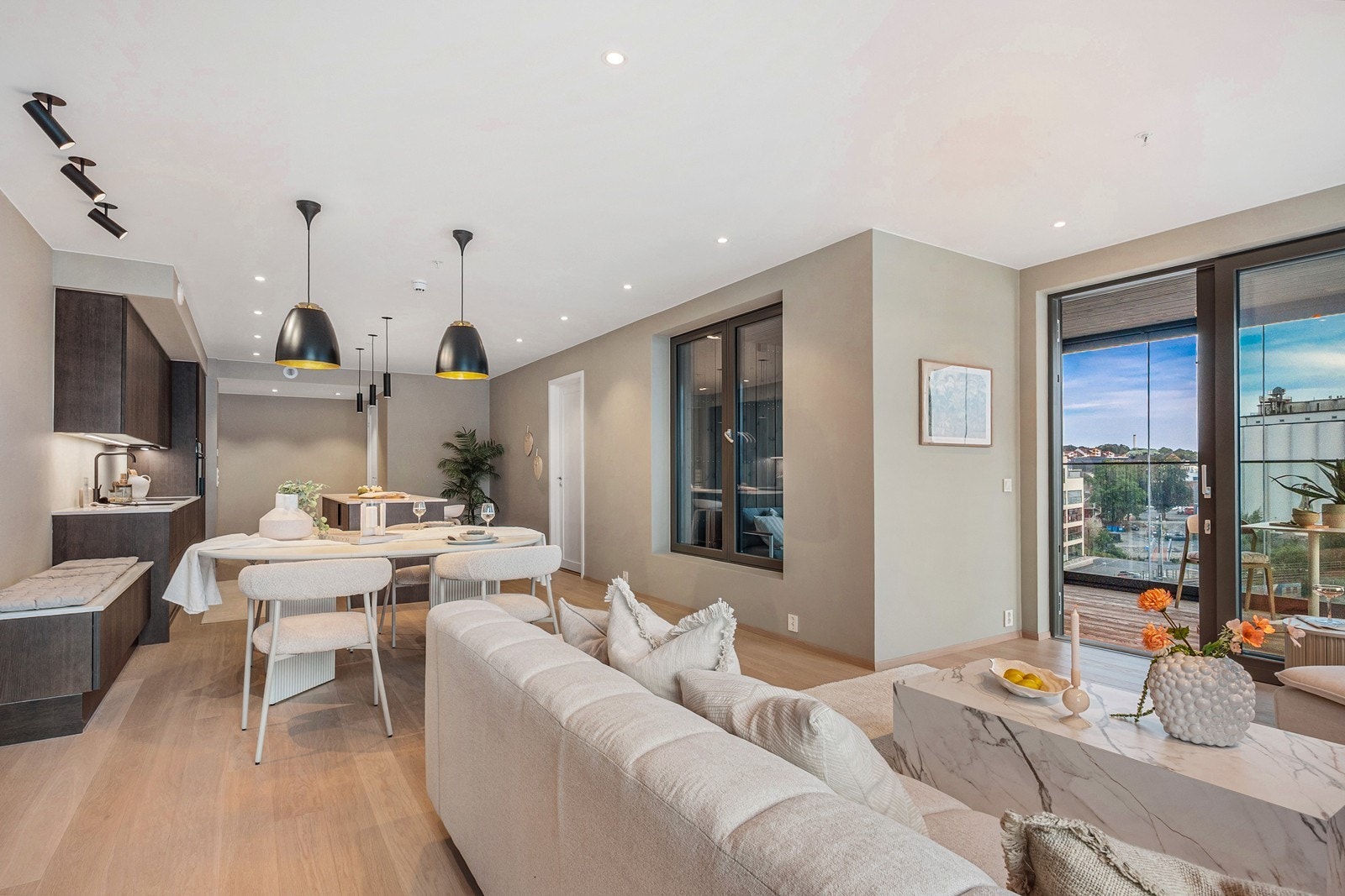 Stuen er malt i fargen Comfort Grey, og er påkostet med nedsenkede downlights i himling. Galleribilde