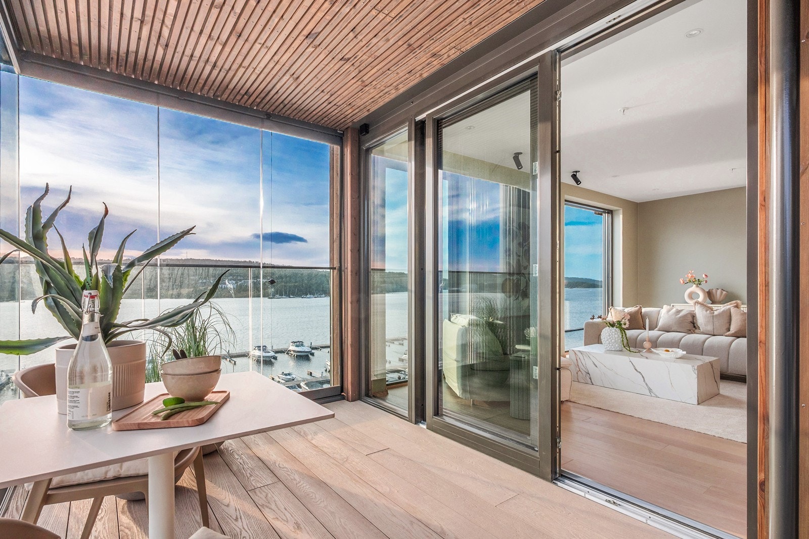 Stor skyvedør med glassfelt åpner opp mot en sydvestvendt balkong på 17 kvm. Her kan du nyte ettermiddagssolen, lune kvelder og spektakulære solnedganger med panoramautsikt. Galleribilde