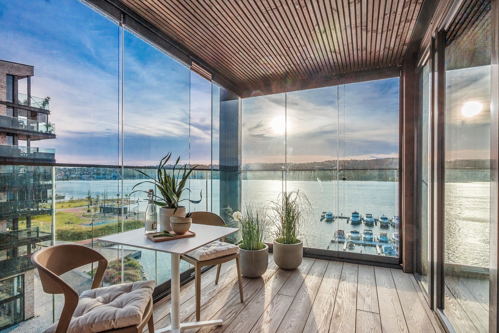 Balkongen er påkostet med eksklusivt og vedlikeholdsfritt Millboard-gulv, og er innglasset for å skjerme mot vær og vind, noe som gjør den brukbar store deler av året. Dette tilvalget har en verdi på kr 355 888,-. Galleribilde