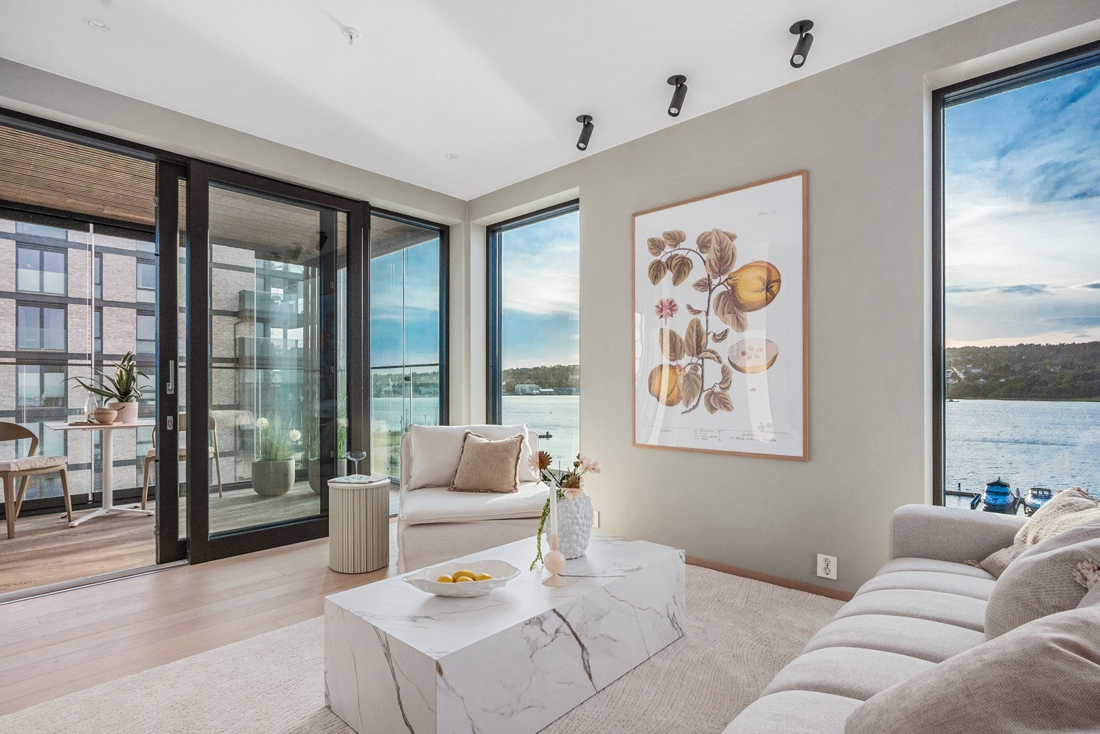 Dette er en sjelden mulighet for deg som ønsker en nøkkelklar bolig med høy standard, moderne løsninger og en fantastisk beliggenhet i ett av Moss mest attraktive områder. Galleribilde