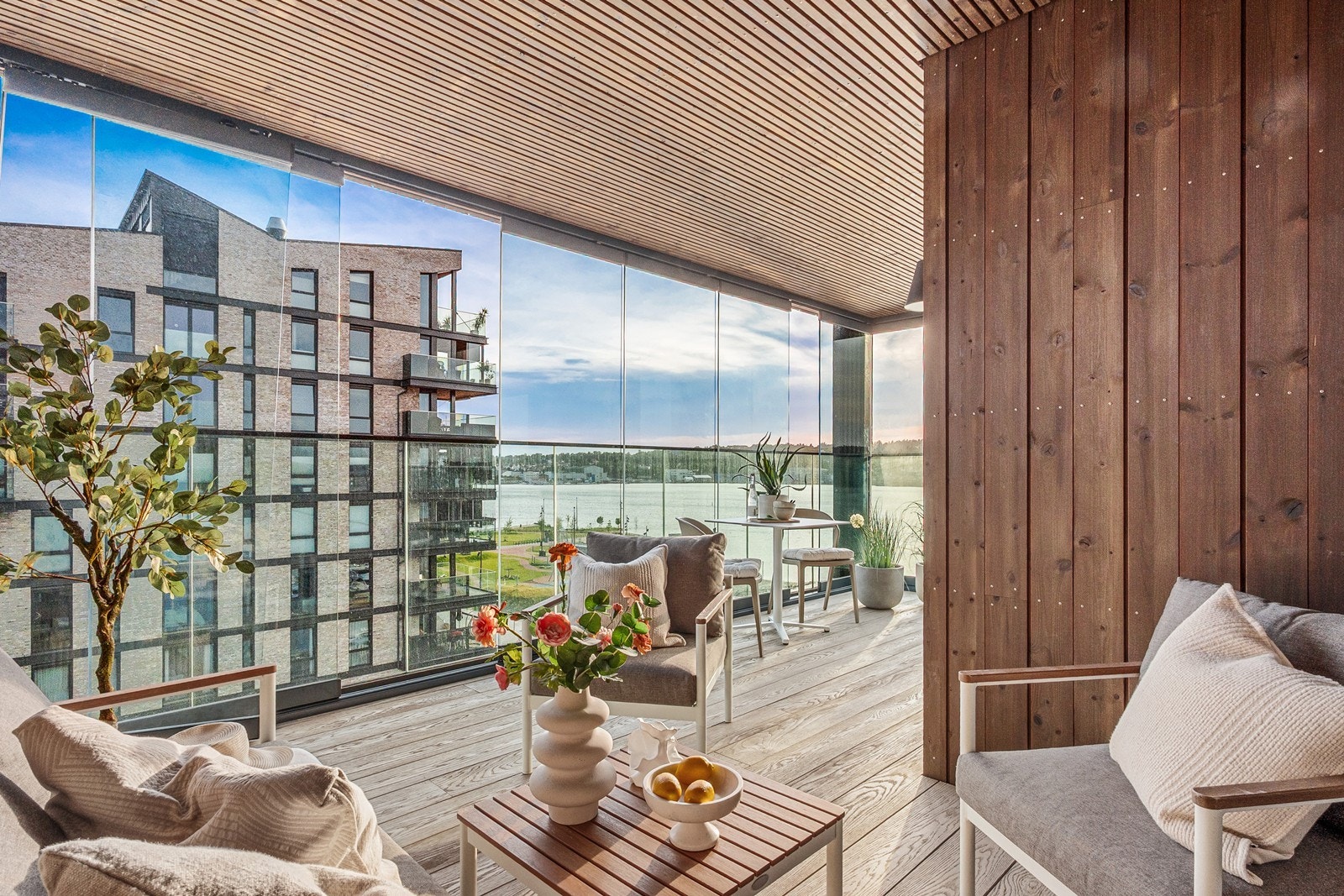 Rekkverket er i klart glass med et stilfullt uttrykk. Balkongen har en god utforming med plass til ønsket utemøblement. Galleribilde