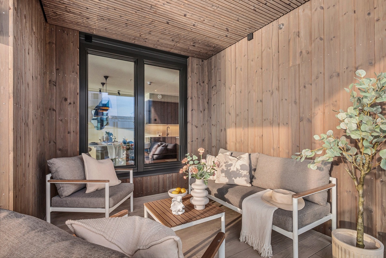 Uteplassen forlenger stuen og inviterer til både avslapning og sosiale stunder. Galleribilde