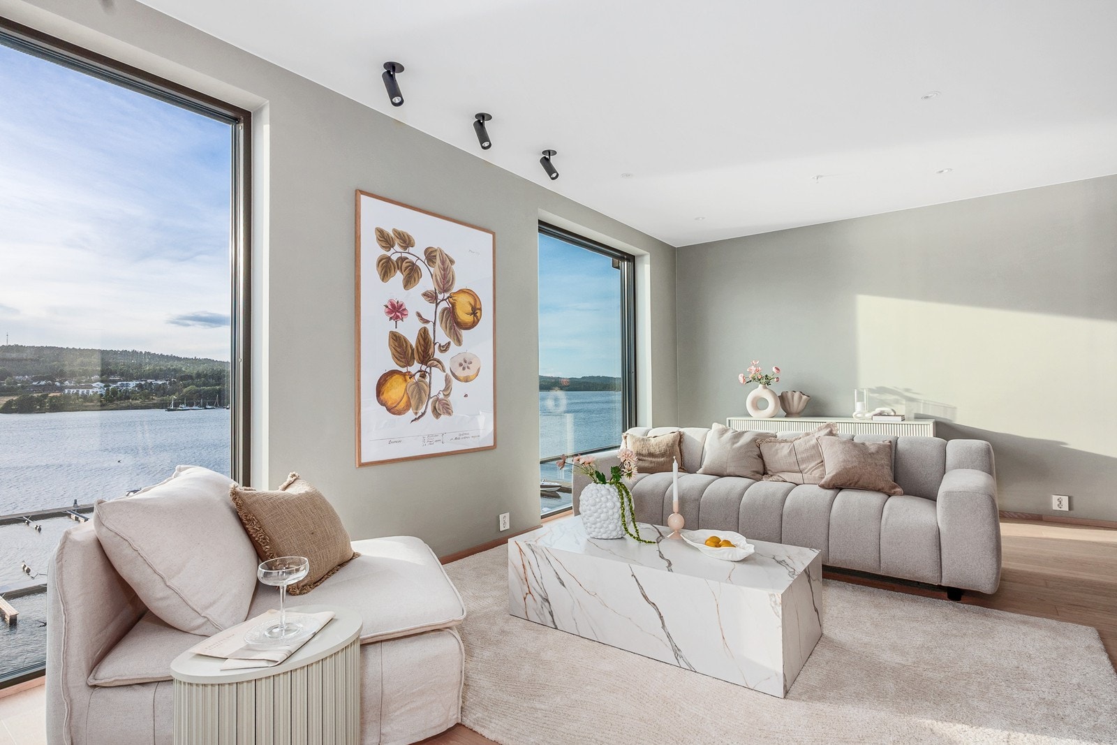 Den åpne utsikten mot Mossesundet skaper en unik atmosfære og gir en følelse av ro og frihet. Boligen er helt ny og ubebodd, og fremstår som et hjem i særklasse. Galleribilde