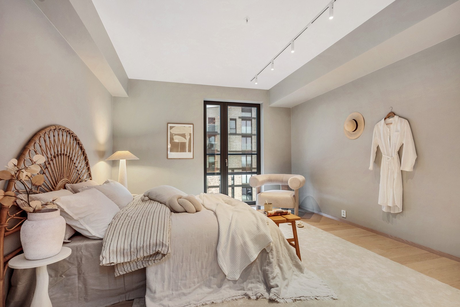 Soverommene er malt i lyse toner og har spotskinne i tak. Galleribilde