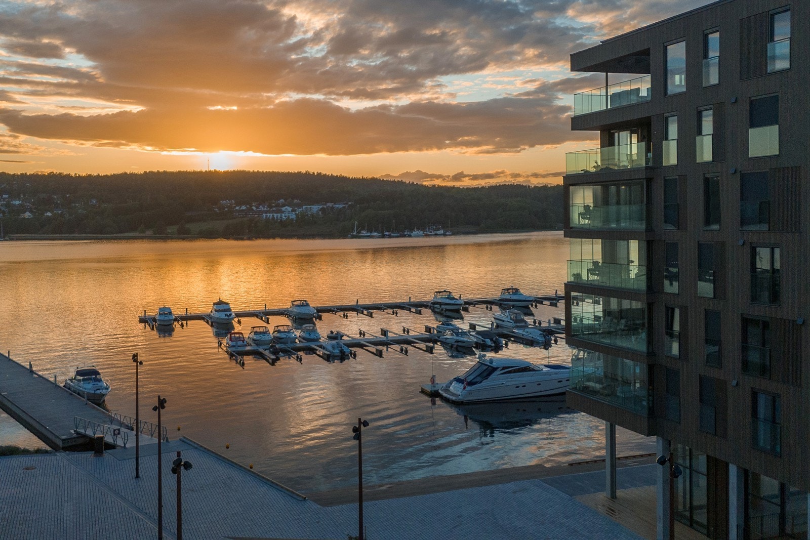 Langs vannet ligger også småbåthavnen. Her er det mulig å søke båtplass dersom du drømmer om å ha egen båt lett tilgjengelig. Du kan lese mer og søke direkte via: baathavn.verketmoss.no Galleribilde