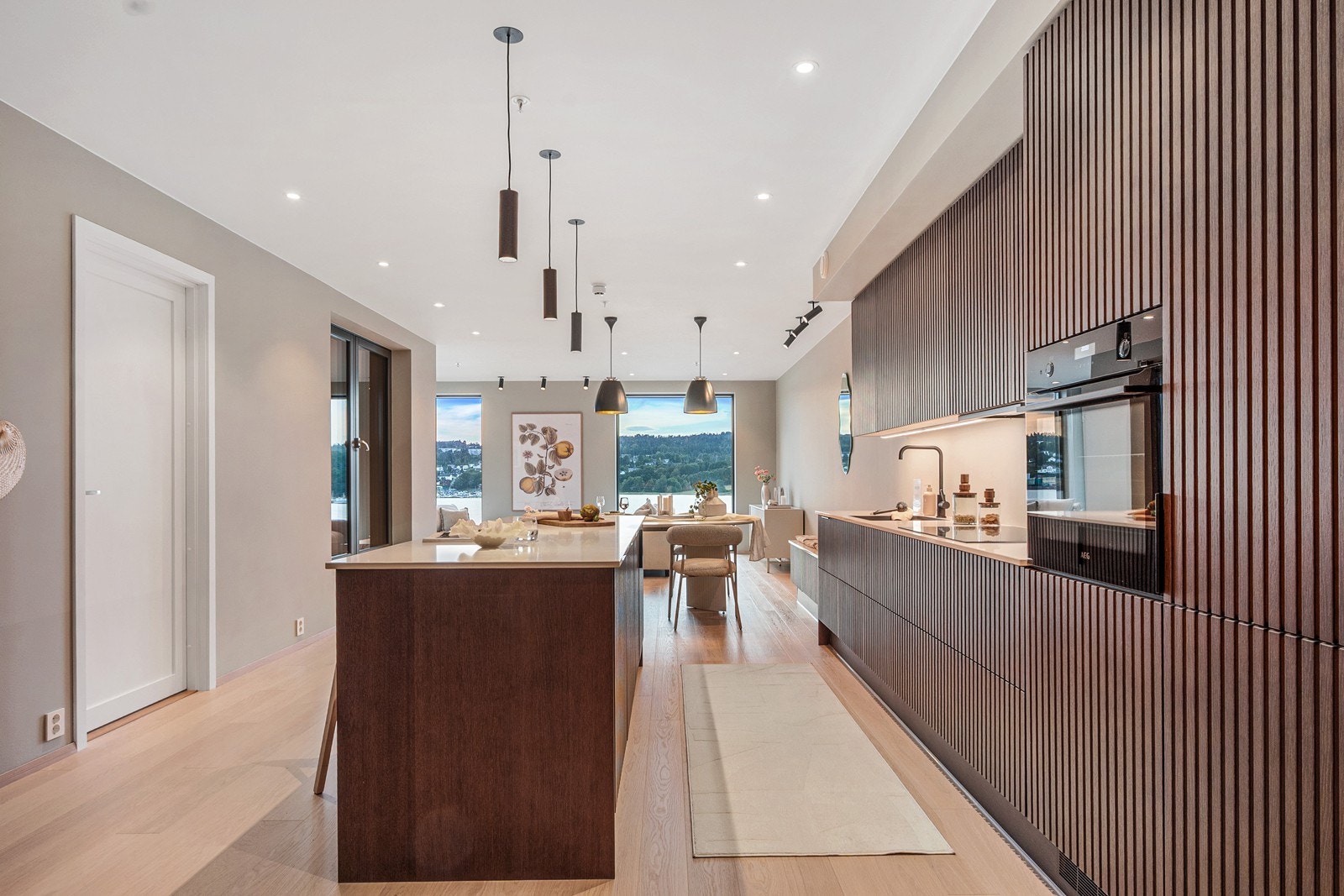 Integrerte hvitevarer fra AEG inkluderer stekeovn, platetopp 80 cm, separat kjøle- og fryseskap, samt oppvaskmaskinen fra Electrolux. Galleribilde