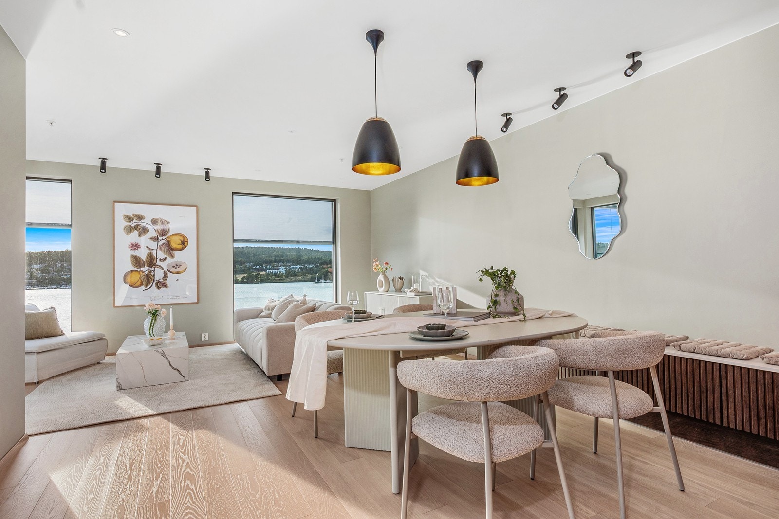 Leiligheten er lys og luftig med en romslig stue- og kjøkkenløsning skapt for både hverdager og gjester. Galleribilde