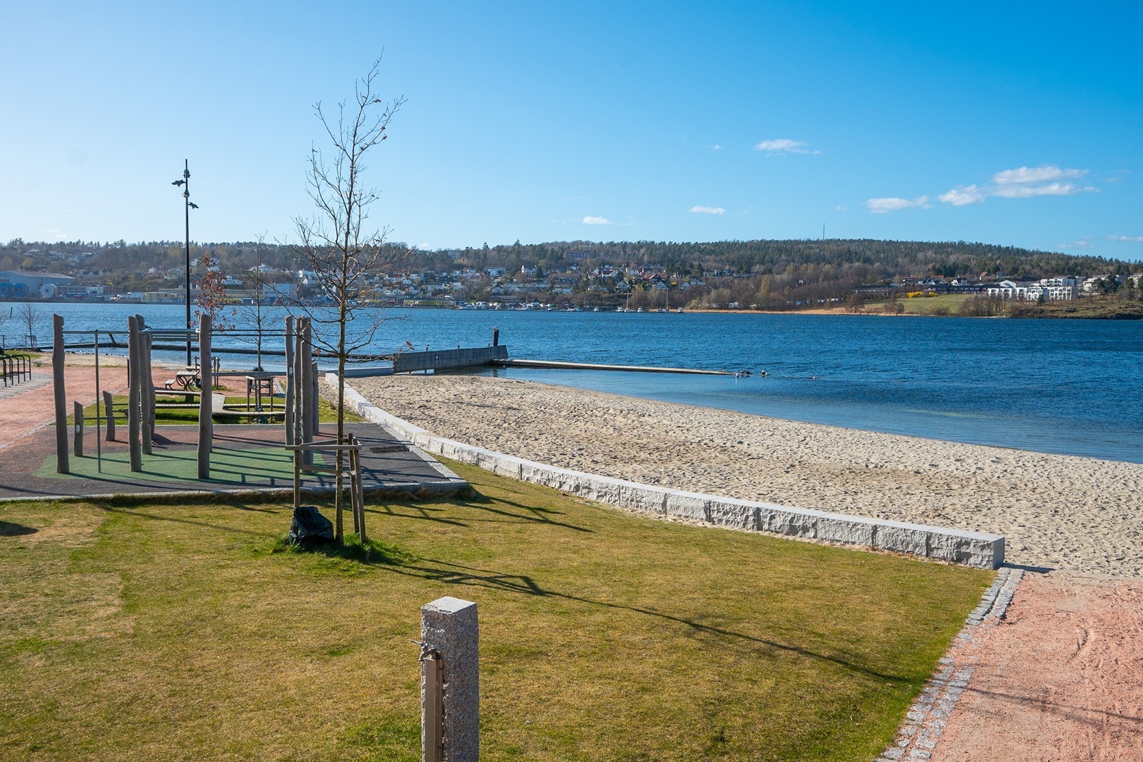 Bystranden Rabben byr på lekeplass, sandvolleyballbane, gjestebrygge og barnevennlig badestrand - perfekt for varme sommerdager. Galleribilde