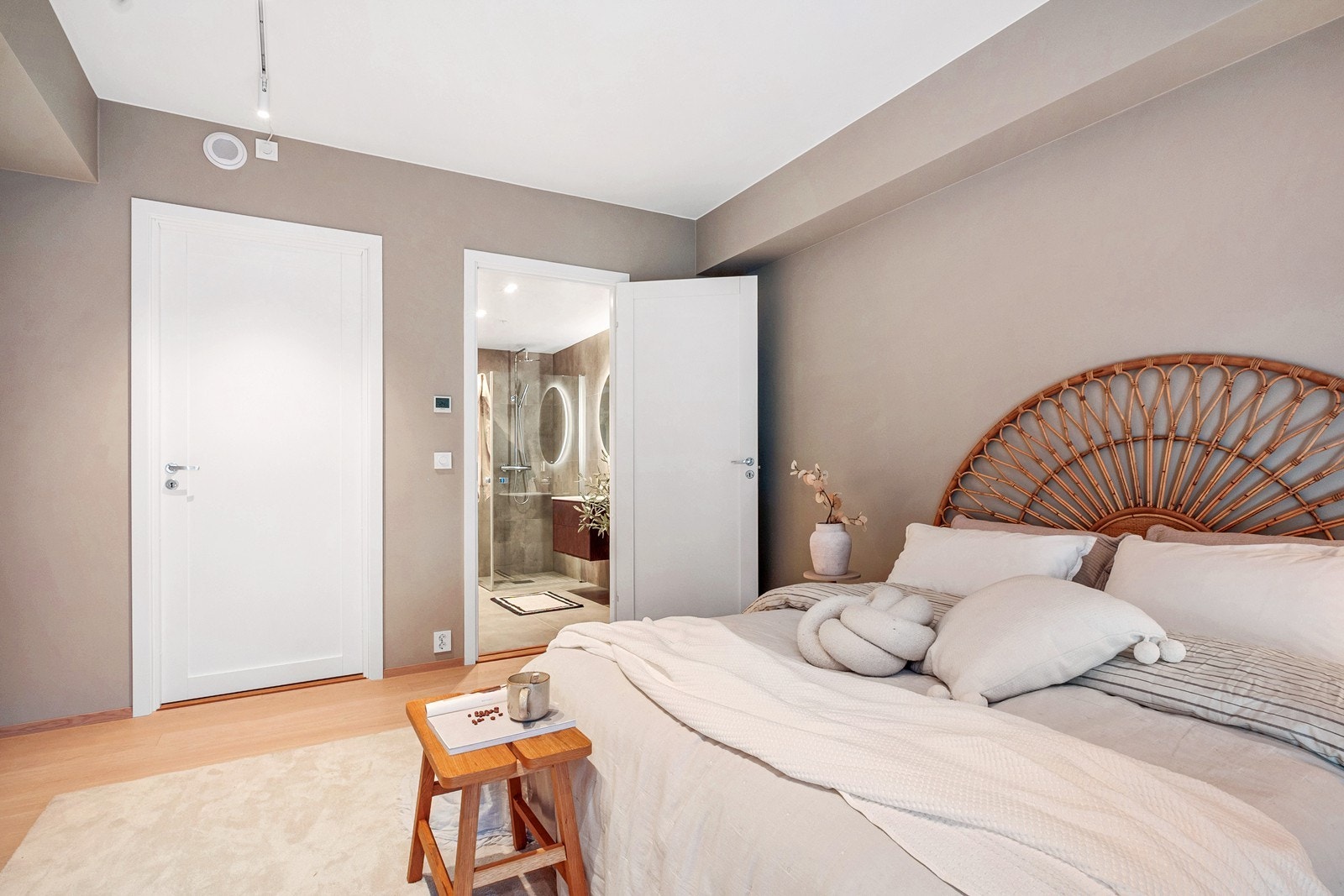 Hovedsoverommet har plass til dobbeltseng, nattbord og oppbevaring - og har eksklusiv tilgang til en suite bad. Galleribilde