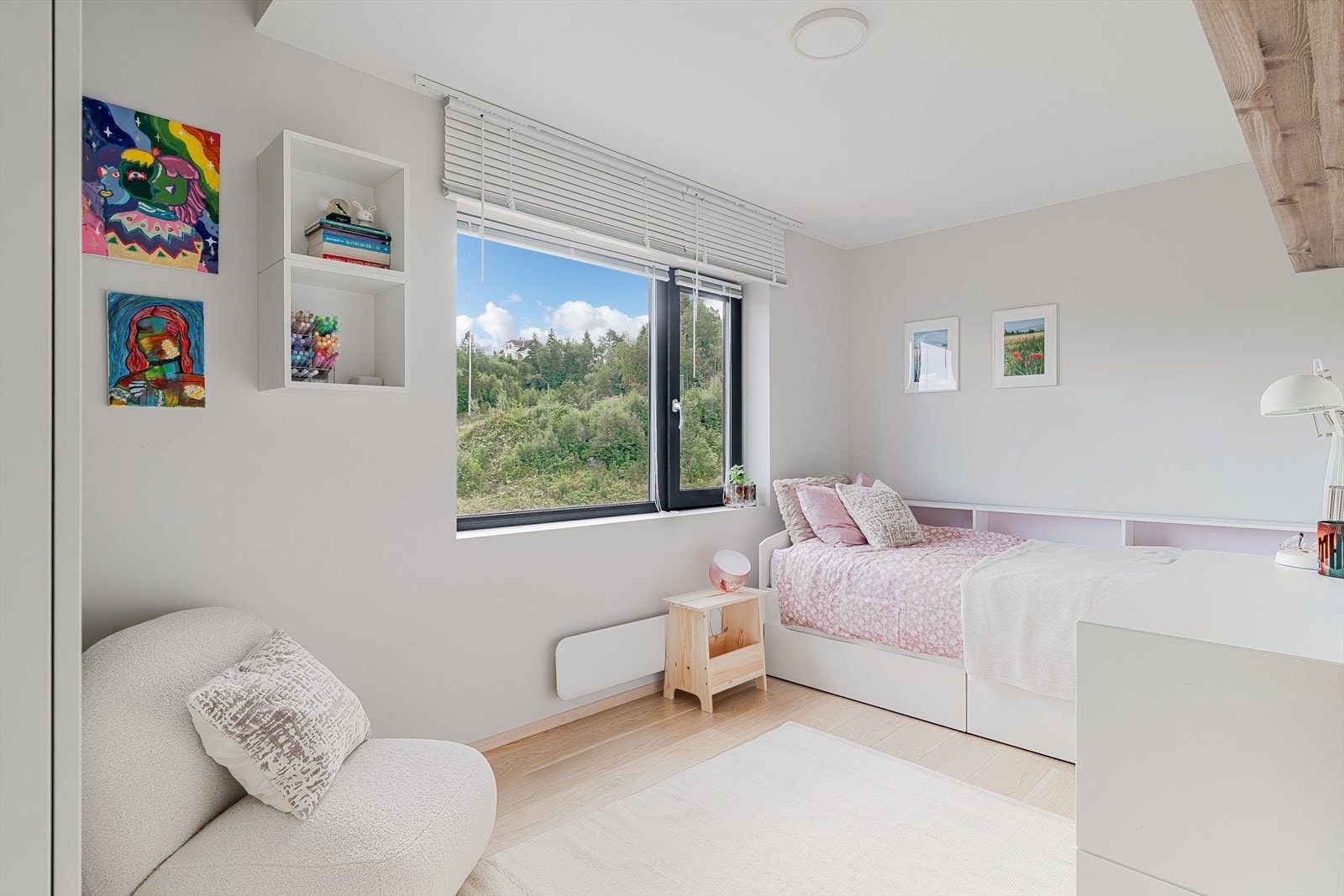 Lyst og koselig barnerom med god gulvplass til lek. Store vindusflater med flott utsikt mot grøntområder. Galleribilde