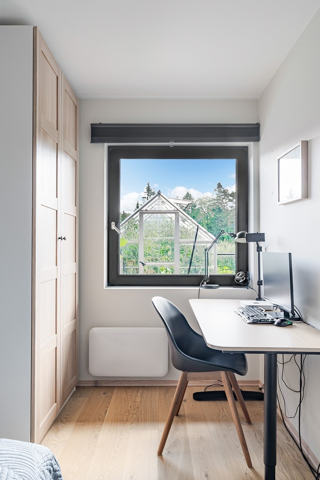 God plass til seng, garderobe og kontorløsning. Galleribilde