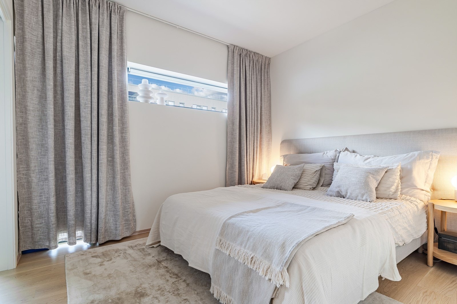 Rolig og harmonisk soverom med god plass til dobbeltseng og nattbord. Galleribilde