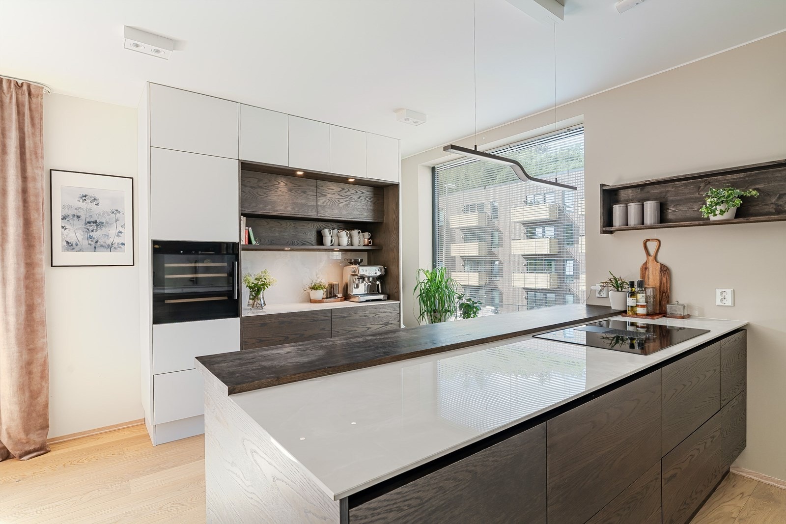 Egen nisje med hyller og benkeplass, ideelt for kaffemaskin eller ekstra kjøkkenutstyr. Store vinduer gir godt lysinnslipp. Galleribilde