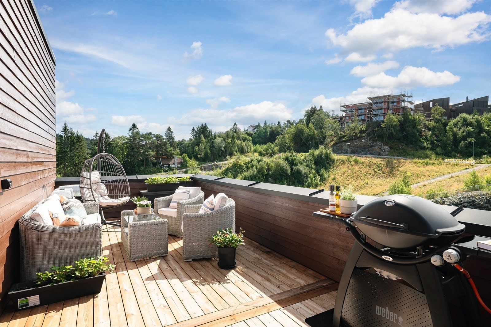 Rikelig plass til både lounge- og spisegruppe, med nydelig utsikt mot grønne omgivelser. Perfekt for sommerdager og grilling. Galleribilde
