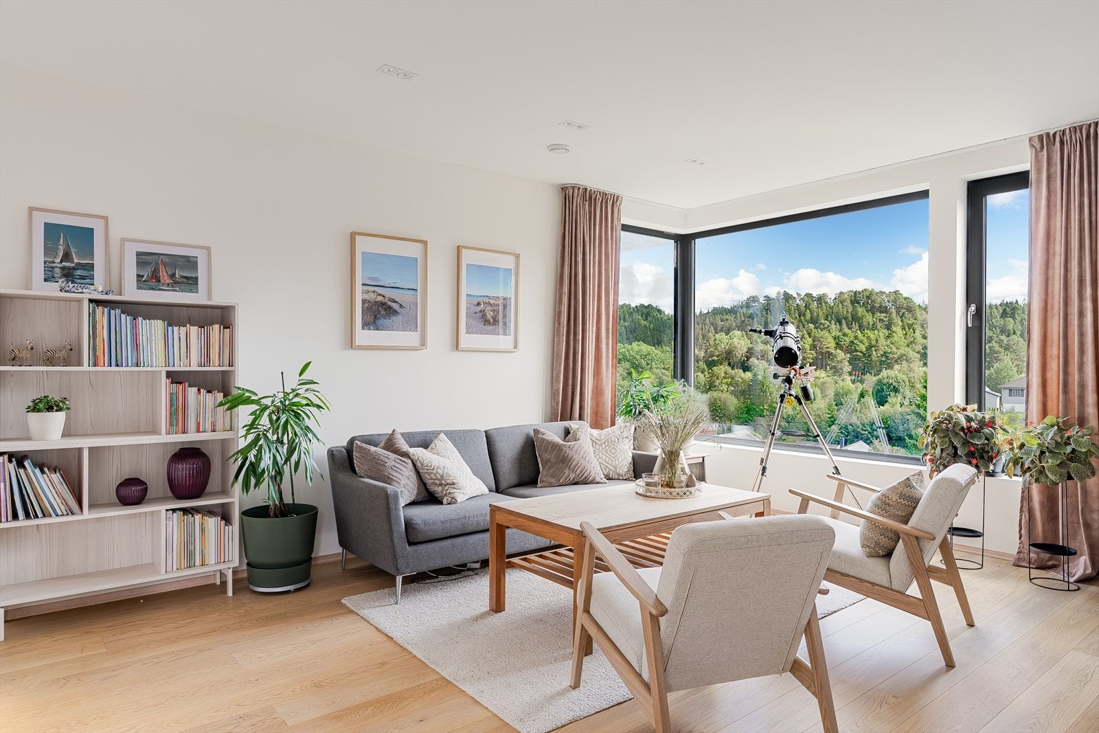 Store vinduer slipper inn rikelig med dagslys og gir en god romfølelse i kombinasjon med god takhøyde. Galleribilde