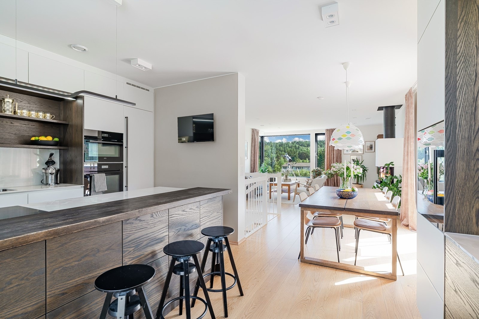 Lys og romslig planløsning med god flyt mellom kjøkken og oppholdsrom. Store vindusflater slipper inn rikelig med dagslys og gir fin utsikt mot grønne omgivelser. Galleribilde