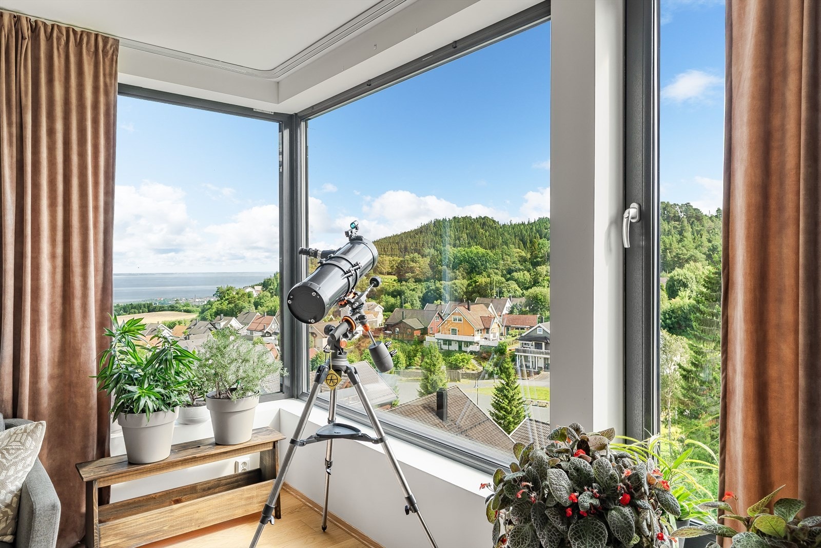 Store hjørnevinduer gir et vakkert skue mot fjorden og nærområdet. Galleribilde