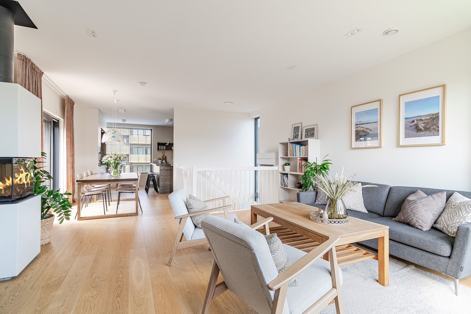 Lys og luftig planløsning med god plass til både spisebord og sofagruppe. Galleribilde