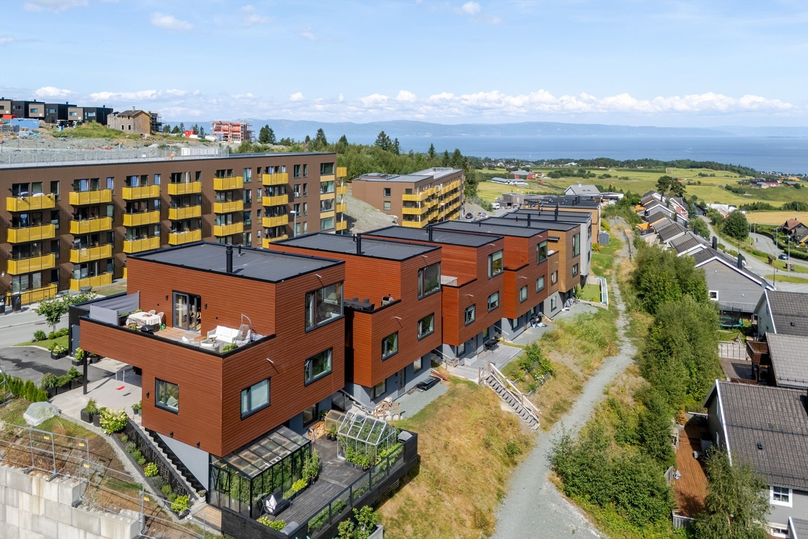 Her bor man med kort vei til både by og naturskjønne omgivelser. Velkommen til visning! Galleribilde