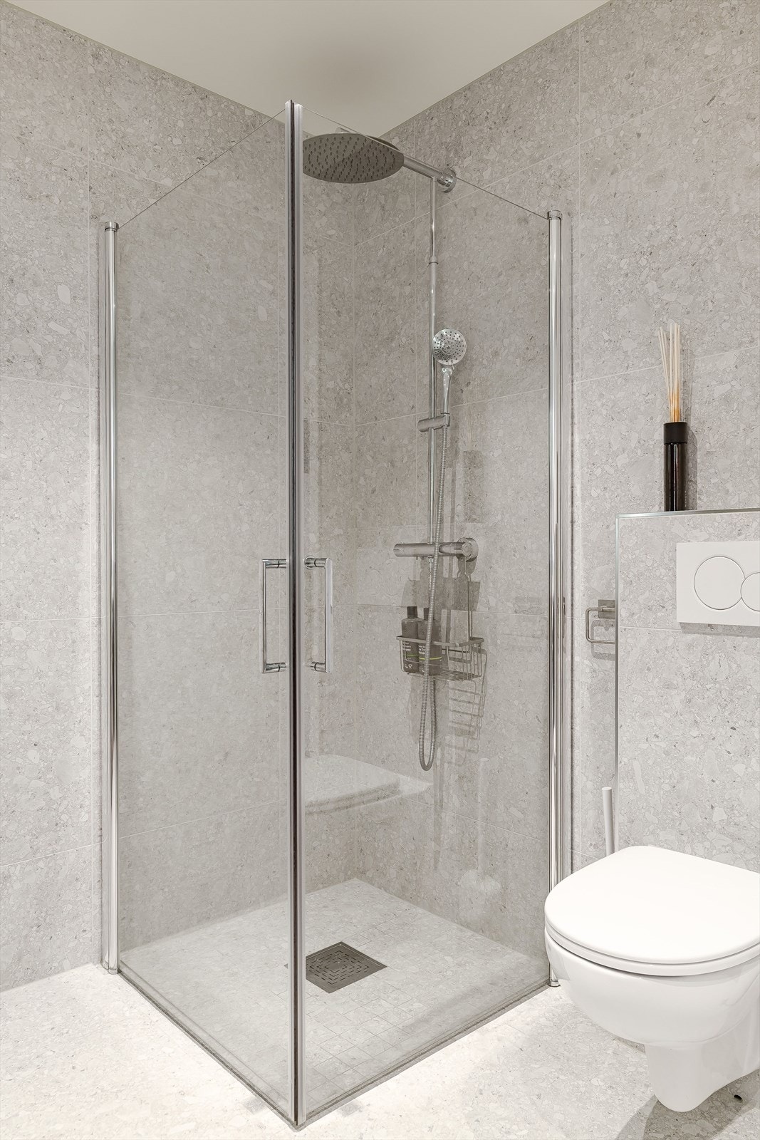 Praktisk dusjhjørne med glassvegger og regndusj. Galleribilde