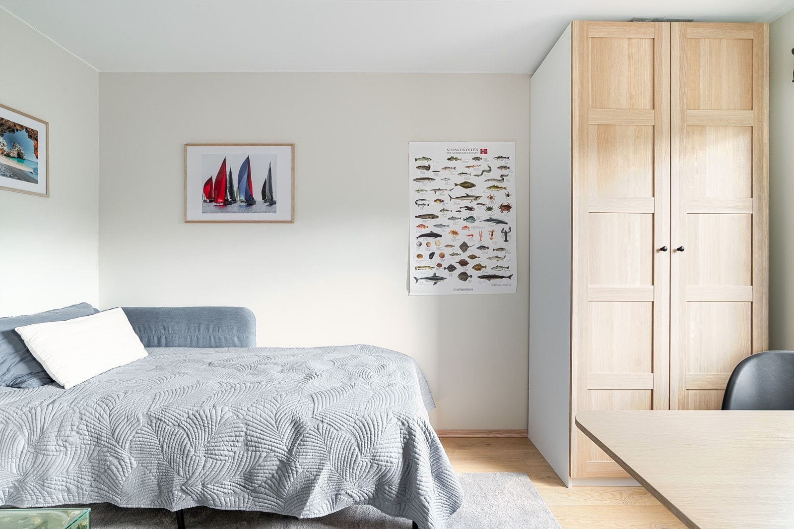 Allsidig rom som kan brukes til gjesterom eller hjemmekontor, med garderobeskap. Dette ville også vært soverommet i en eventuell utleiedel. Galleribilde