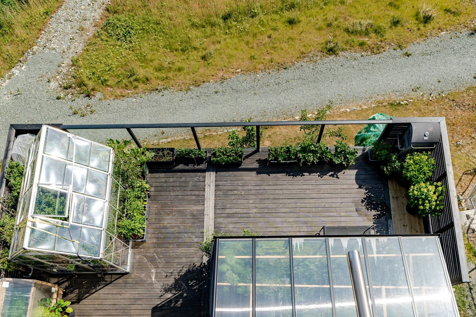 Luftig og skjermet uteplass med god plass til hagemøbler, beplantning og grill. Galleribilde