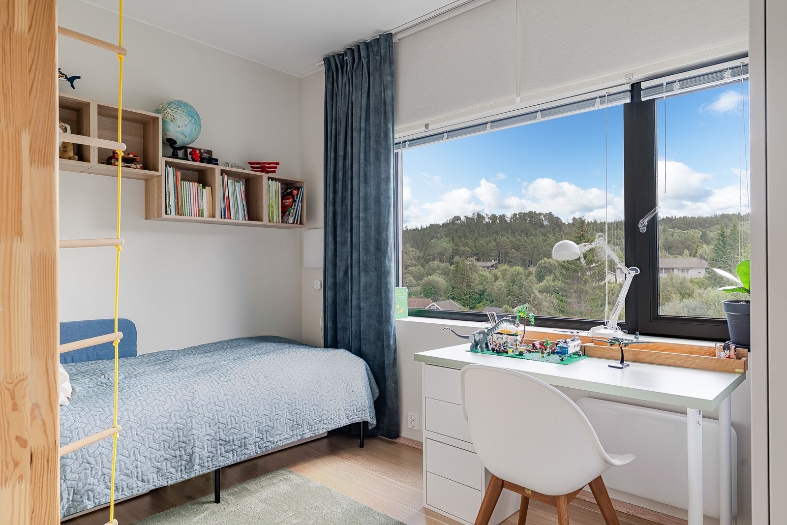 Lyst og trivelig barnerom med store vinduer og plass til både seng og skrivebord. Galleribilde