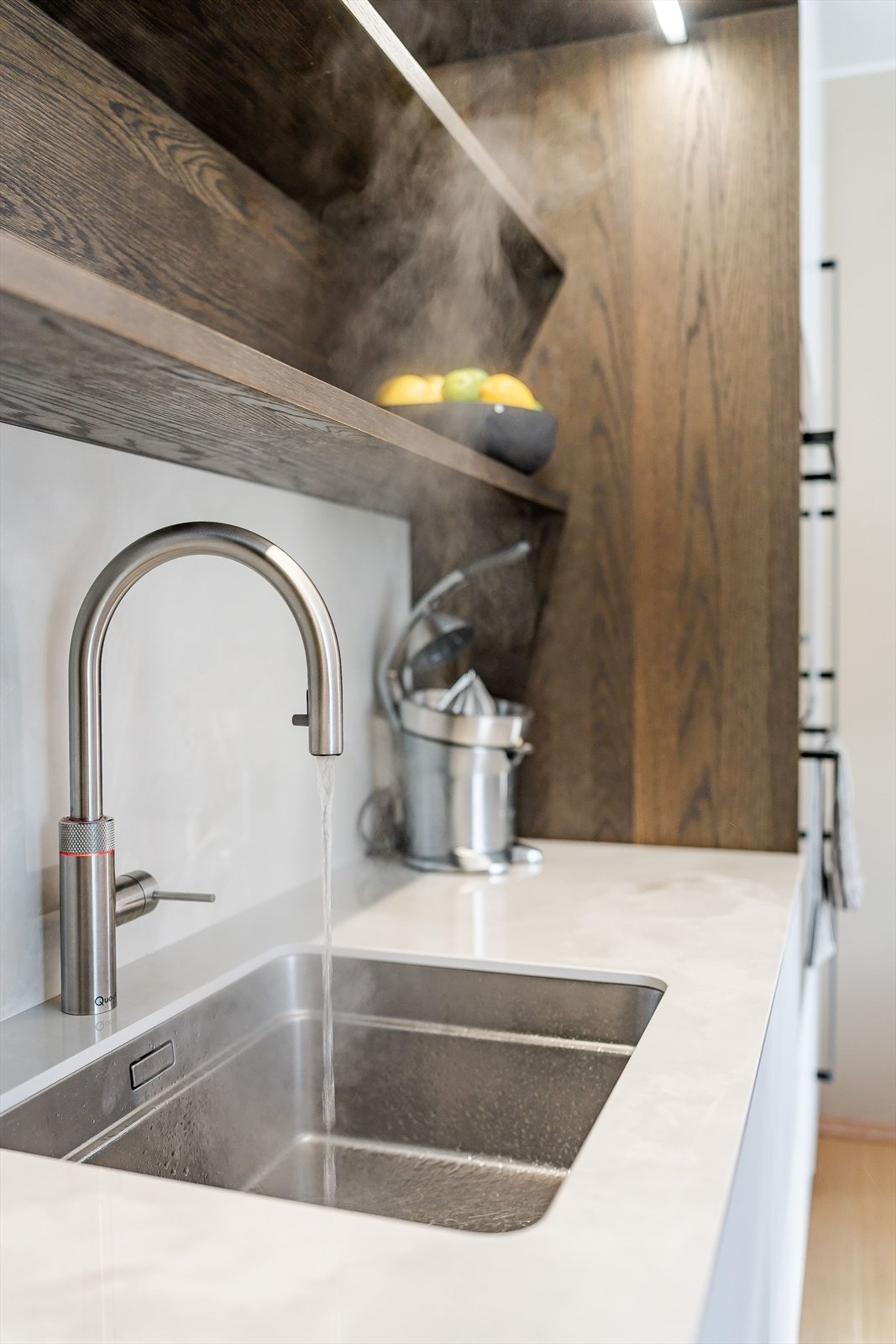 Det er installert praktisk Quooker servant som gir kokende vann på sekundet. Galleribilde