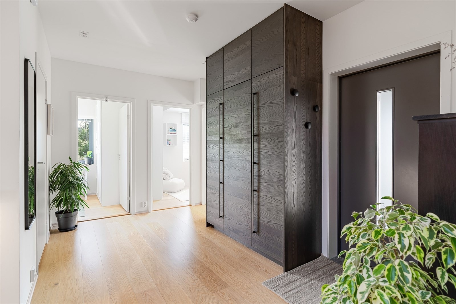 Romslig inngangsparti med store garderobeskap og plass til oppheng. Galleribilde