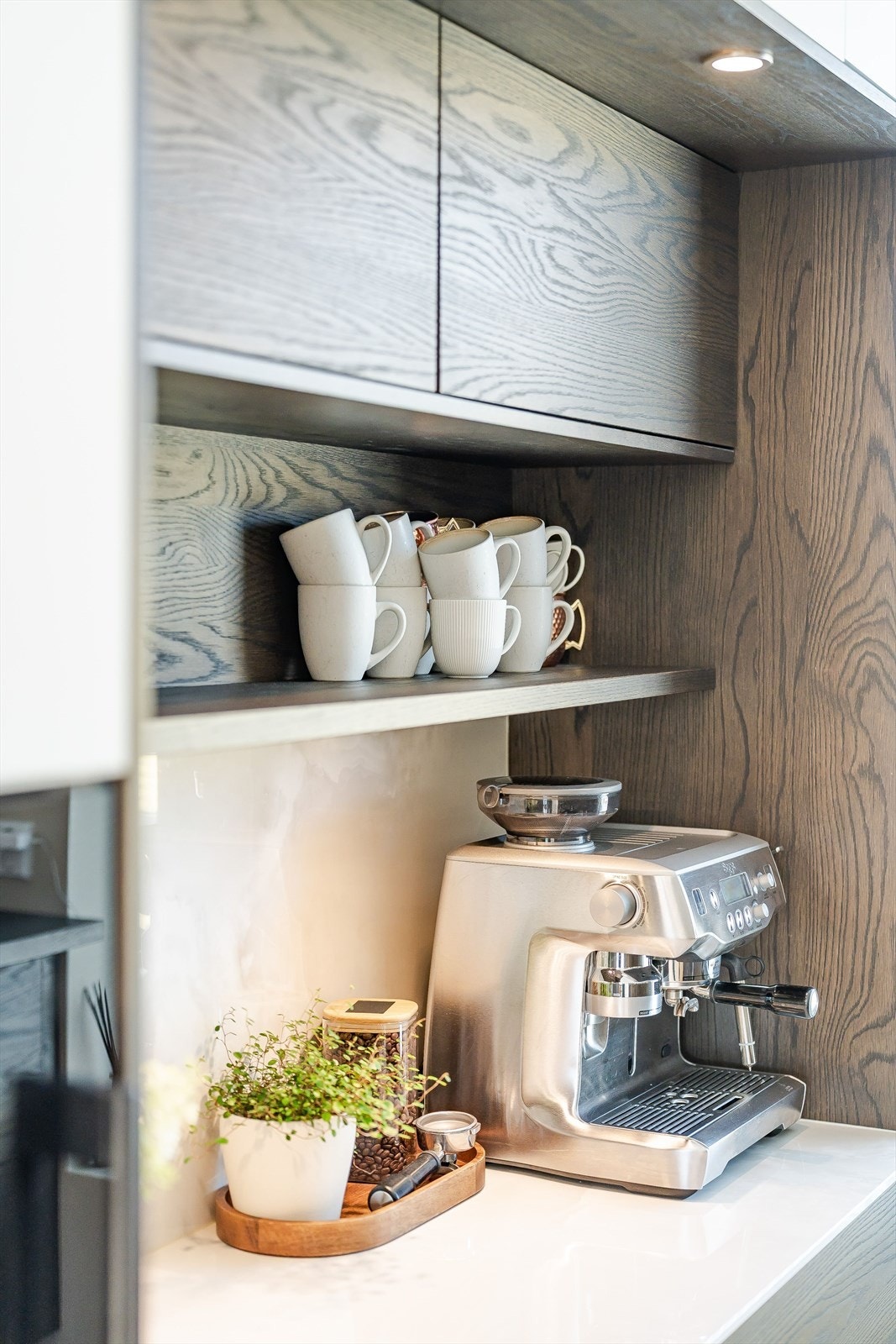 Innbydende kaffekrok med plass til maskin, kopper og tilbehør. Galleribilde