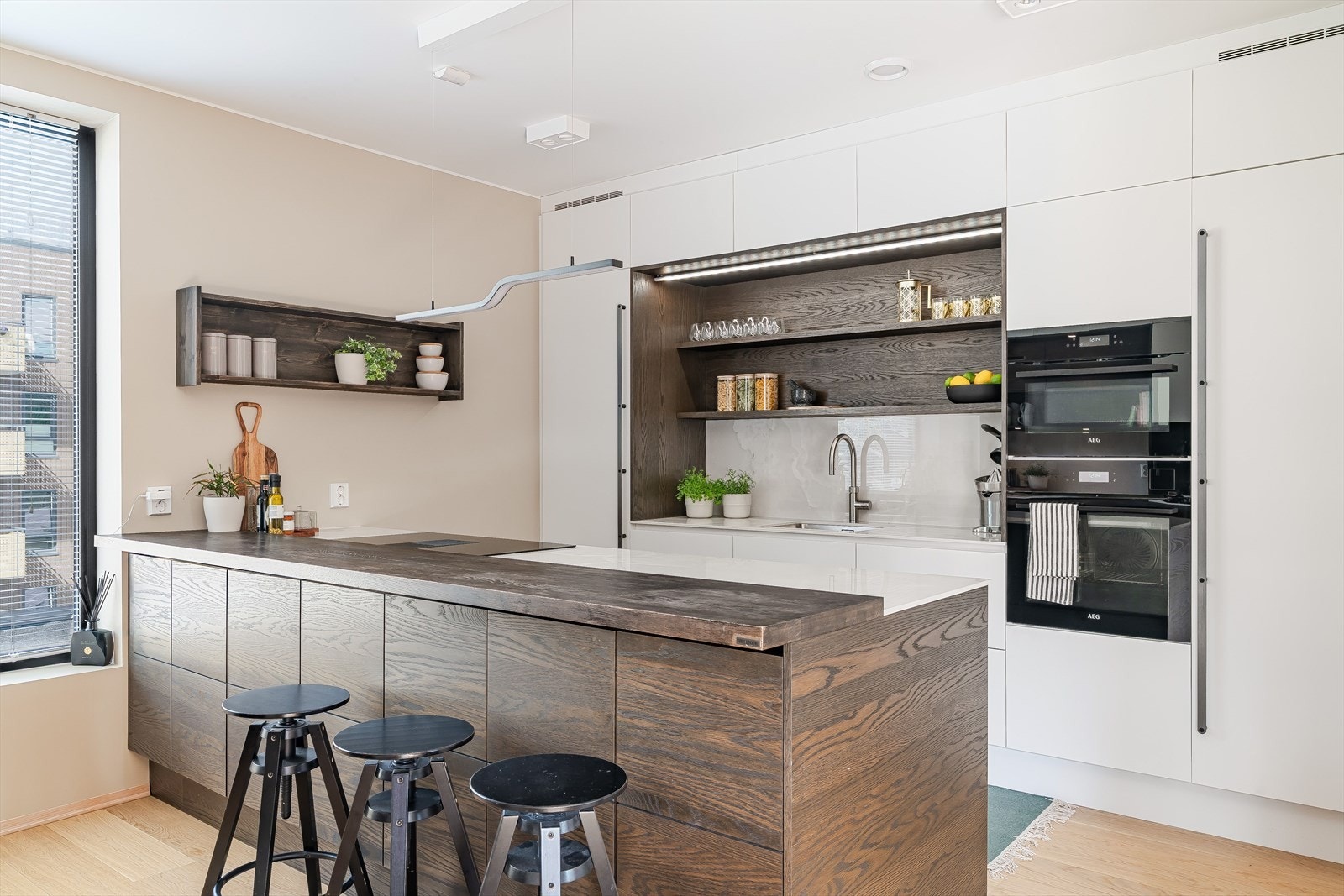 Praktisk kjøkkenøy med ekstra arbeidsflate og plass til flere barstoler, perfekt for sosial matlaging eller en rask frokost. Galleribilde