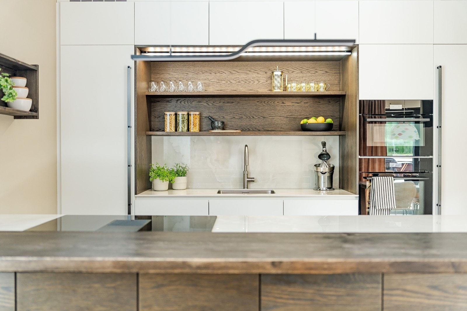 Kjøkkenet er vesentlig oppgardert med hvitevarer fra AEG og Miele. Kjøkkenet er et kvalitetskjøkken fra Svane. Galleribilde