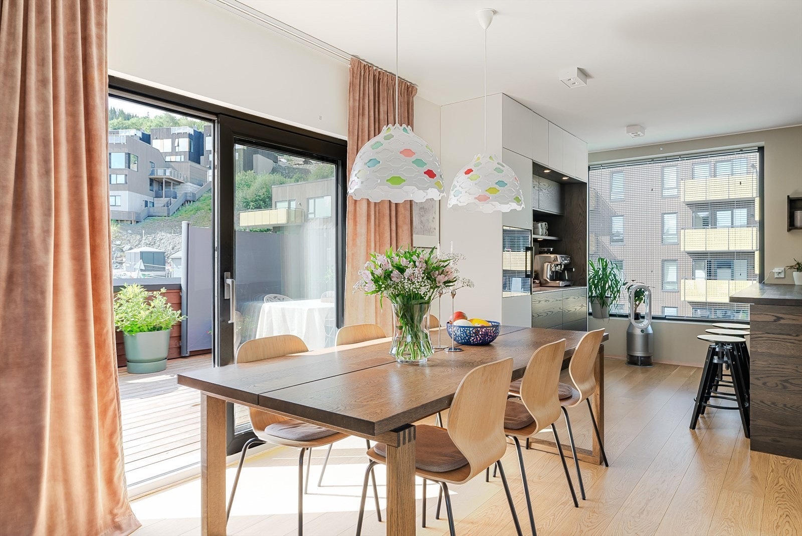 Stor spiseplass med plass til langbord. Glasskyvedør gir direkte tilgang til solrik uteplass og slipper inn rikelig med lys. Galleribilde