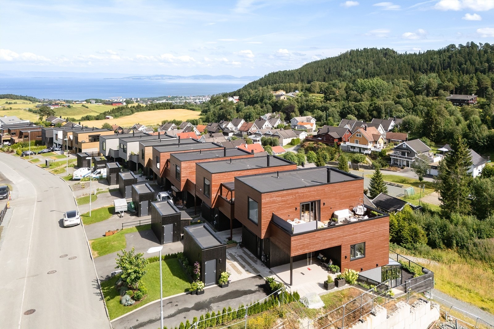 Attraktivt boligområde med moderne eneboligbebyggelse, gode solforhold og flott utsikt mot Trondheimsfjorden. Galleribilde