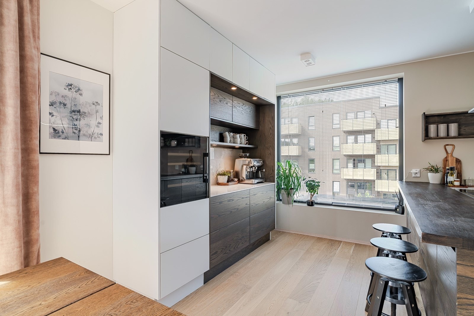 God plassutnyttelse med store vindusflater, rikelig med benk- og oppbevaringsplass samt en praktisk barløsning. Galleribilde