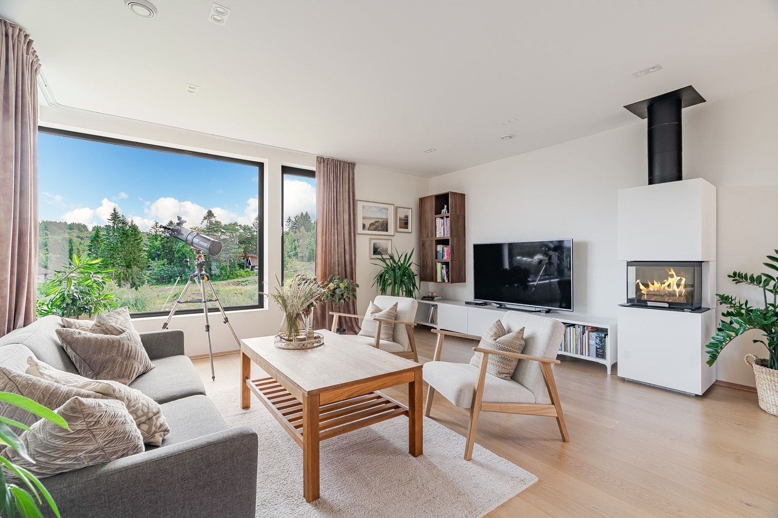 Her har man god plass til stor sofagruppe for å samle hele familien. Galleribilde