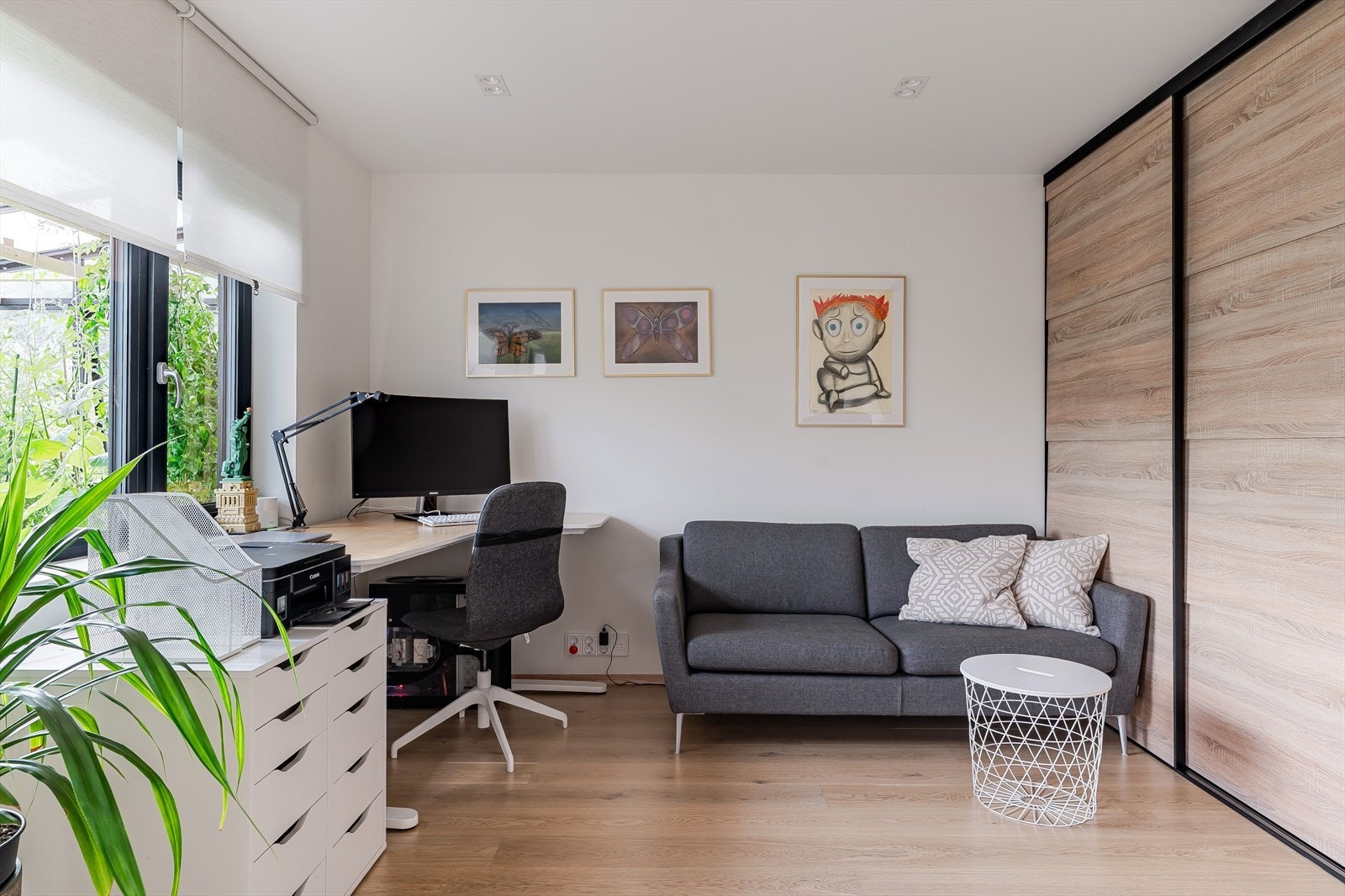 Praktisk arbeidsrom med store vinduer, skyvedørsgarderobe og plass til sittegruppe. Galleribilde