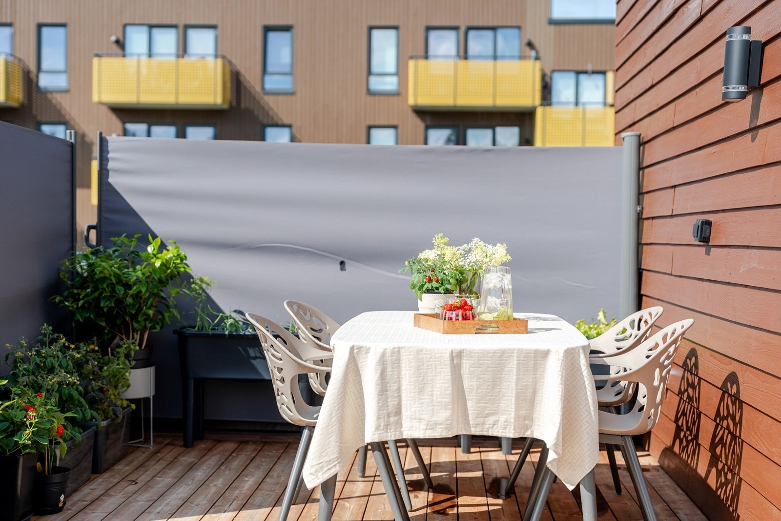 Koselig spisehjørne med levegg som gir både privatliv og ly for vinden. Galleribilde