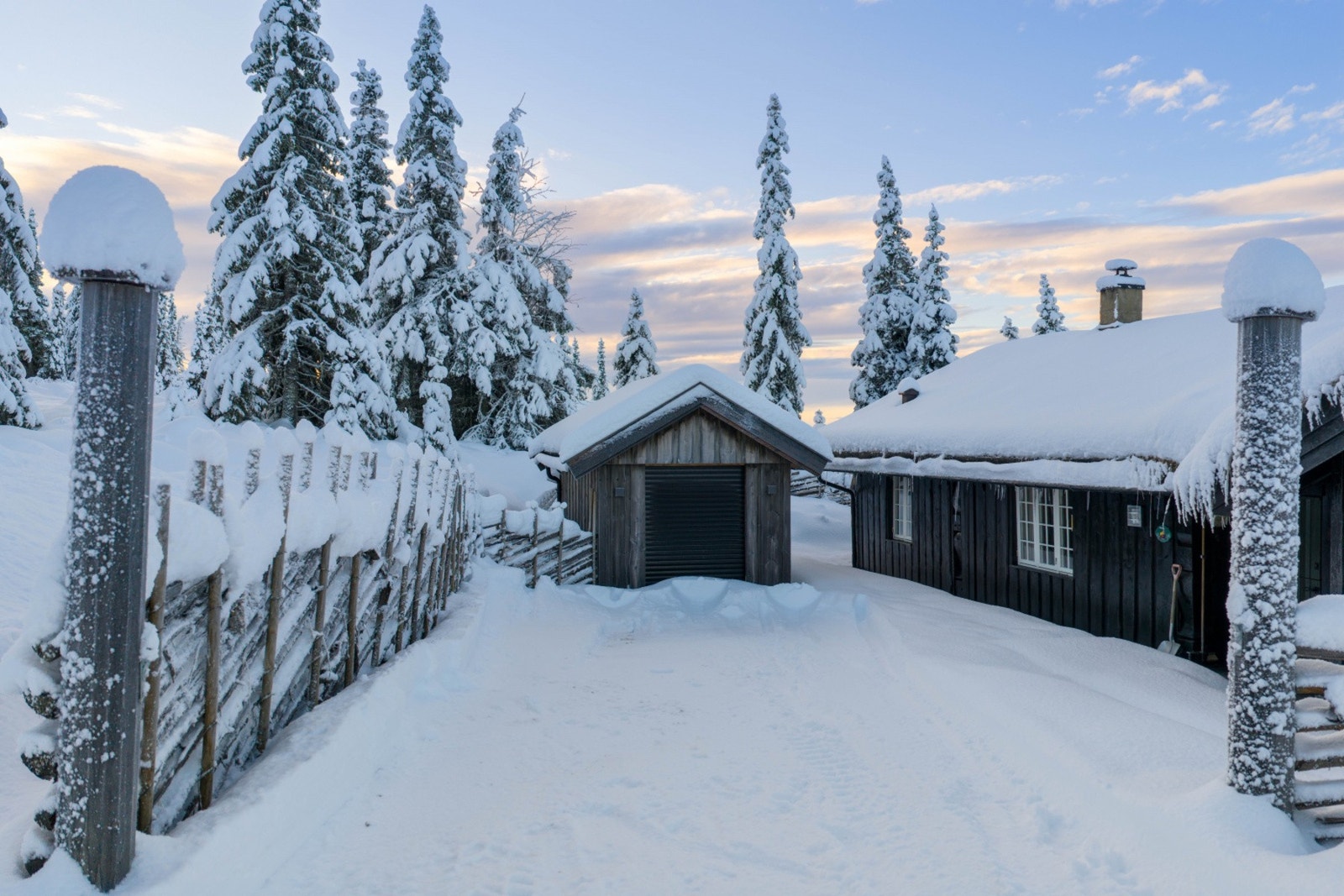 Eiendommen er omkranset av tradisjonell skigard med port ved innkjøringen, som gir et hyggelig velkomst til eiendommen. Galleribilde