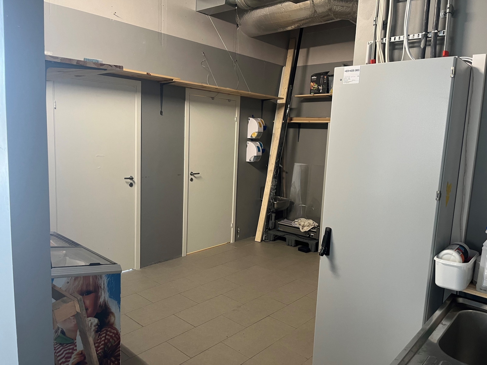 Romslig bakrom egnet til lagring Galleribilde